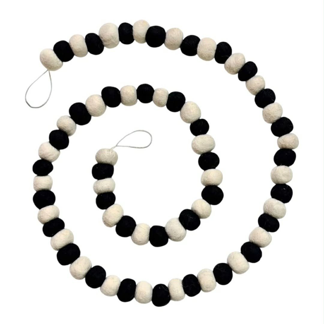 Wondershop Garland 4ft black and white